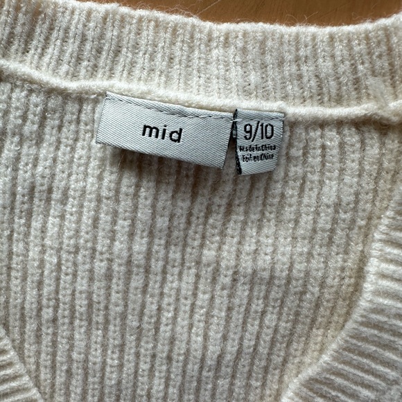 Tank tops 🤍 - Picture 3 of 4